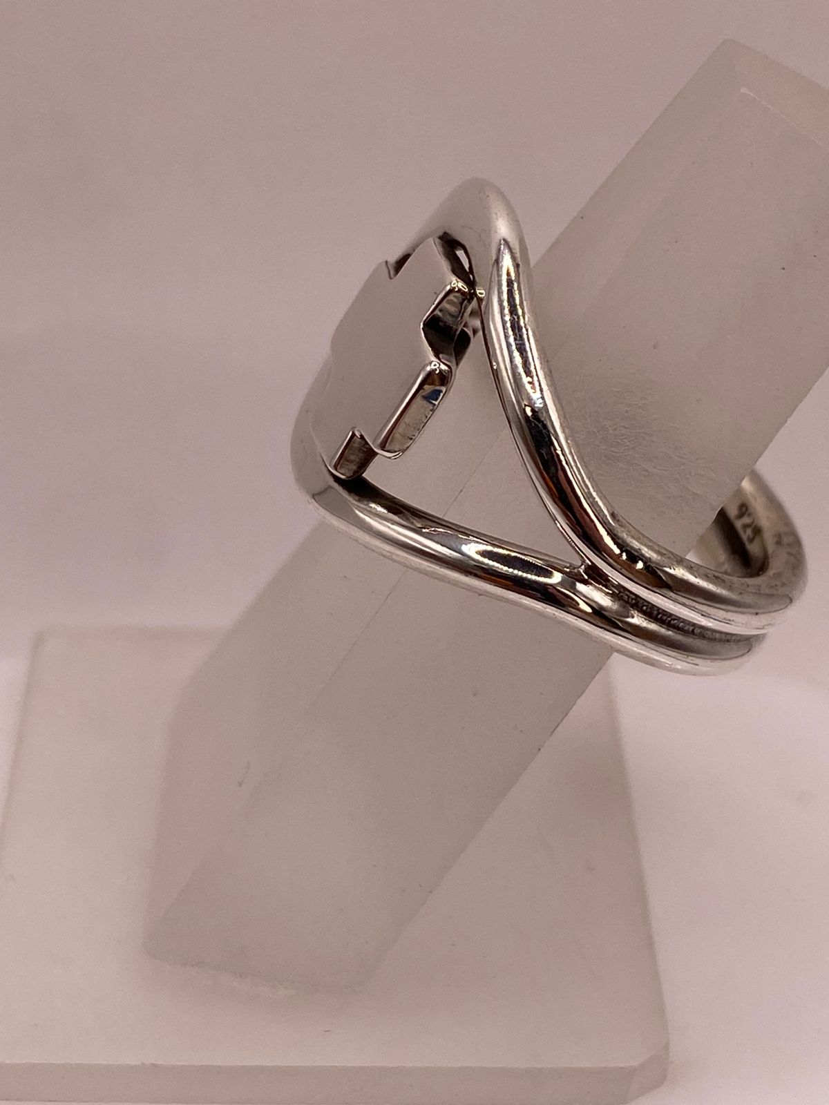Anillo Artesanal en Plata con Cruz Calada Moderna