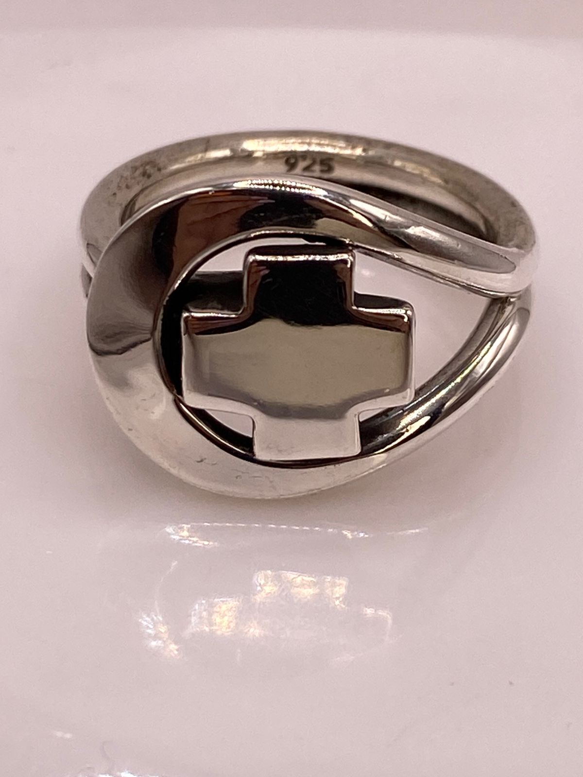 Anillo Artesanal en Plata con Cruz Calada Moderna
