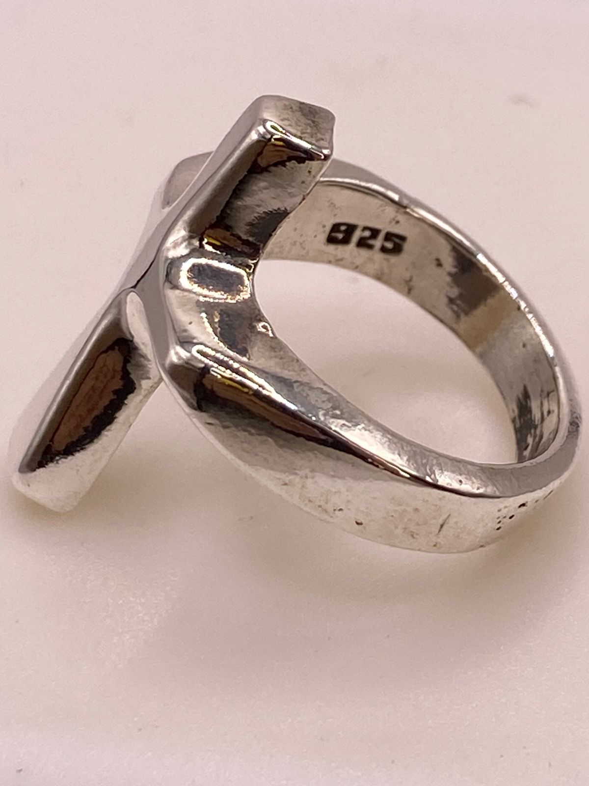 Anillo Artesanal en Plata con Cruz en Relieve