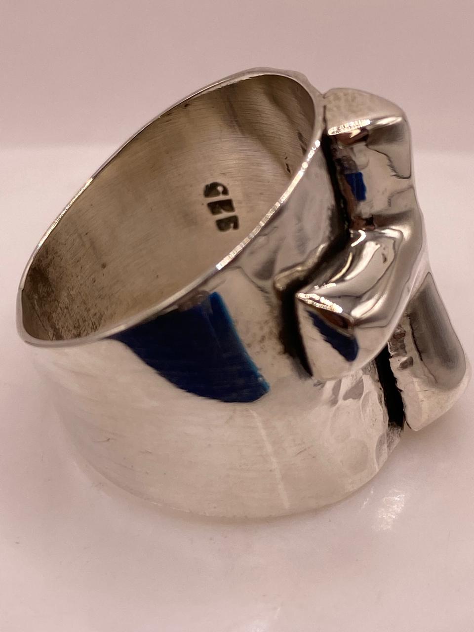 Anillo Artesanal en Plata con Cruz en Relieve y Textura Martillada