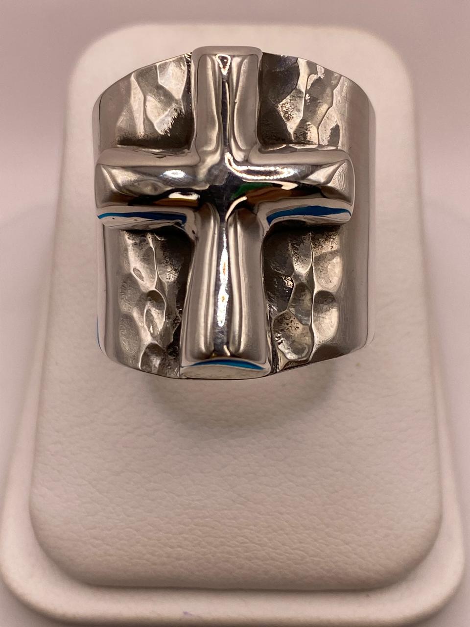 Anillo Artesanal en Plata con Cruz en Relieve y Textura Martillada