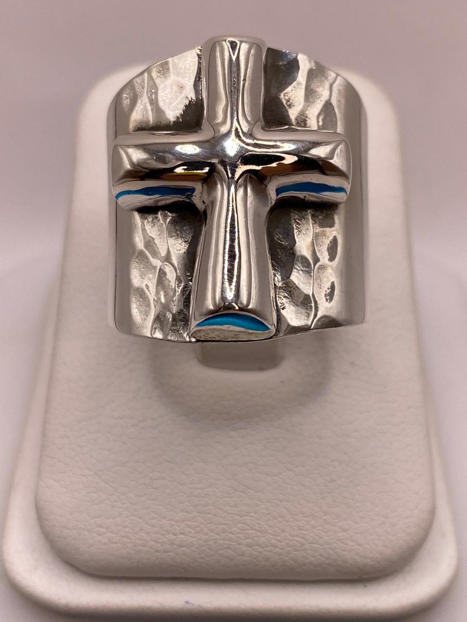 Anillo Artesanal en Plata con Cruz en Relieve y Textura Martillada