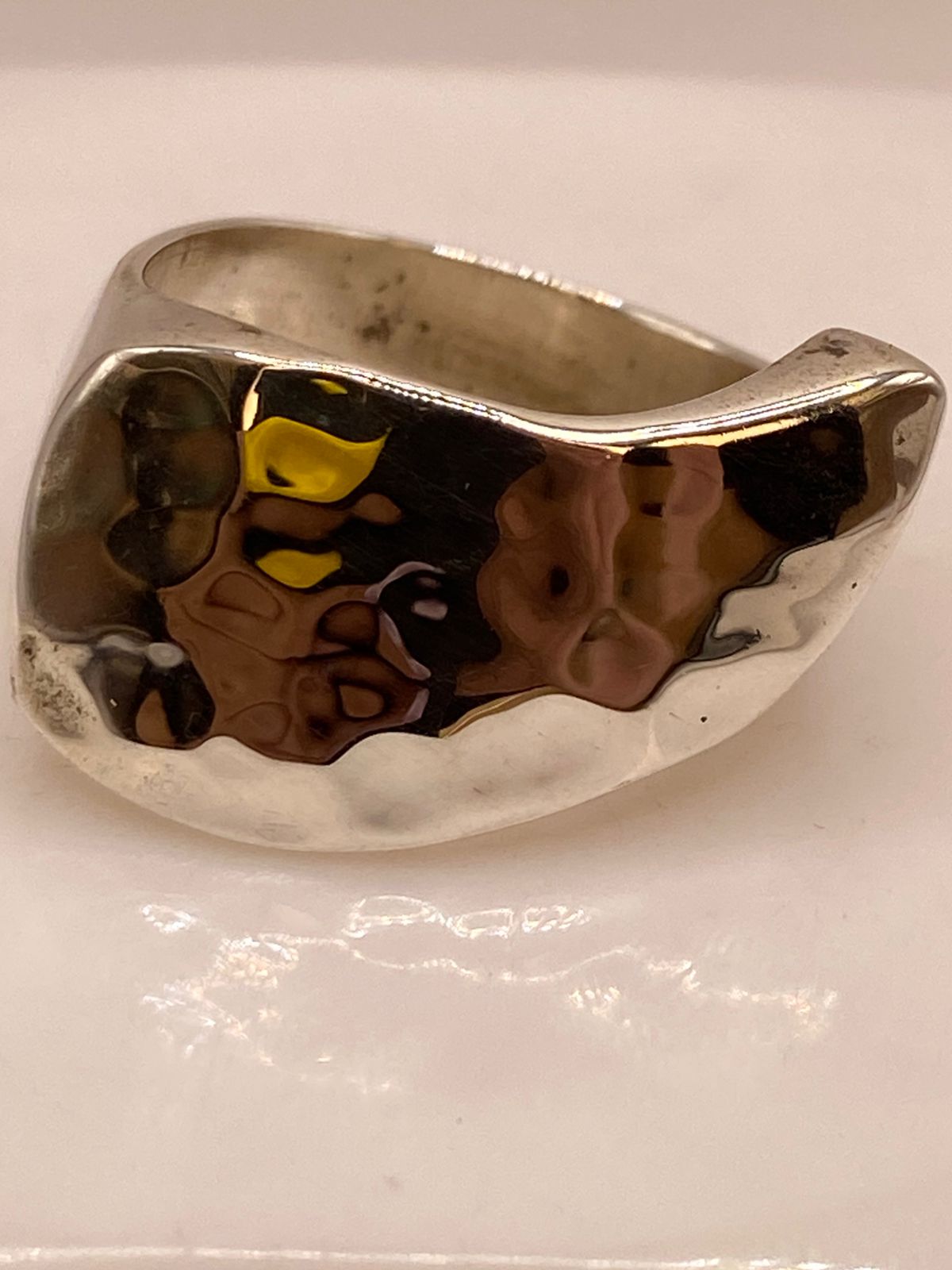 Anillo Artesanal en Plata con Diseño Asimétrico Martillado