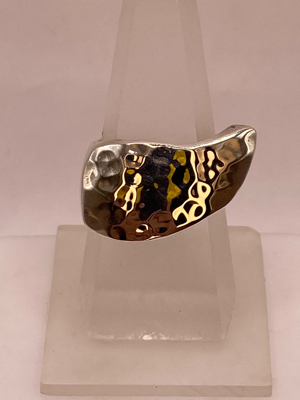 Anillo Artesanal en Plata con Diseño Asimétrico Martillado