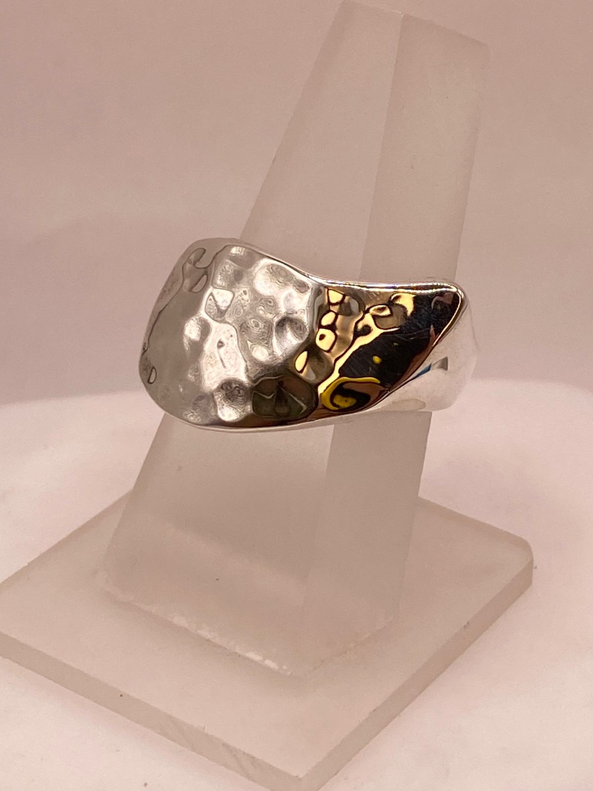 Anillo Artesanal en Plata con Diseño Asimétrico Martillado