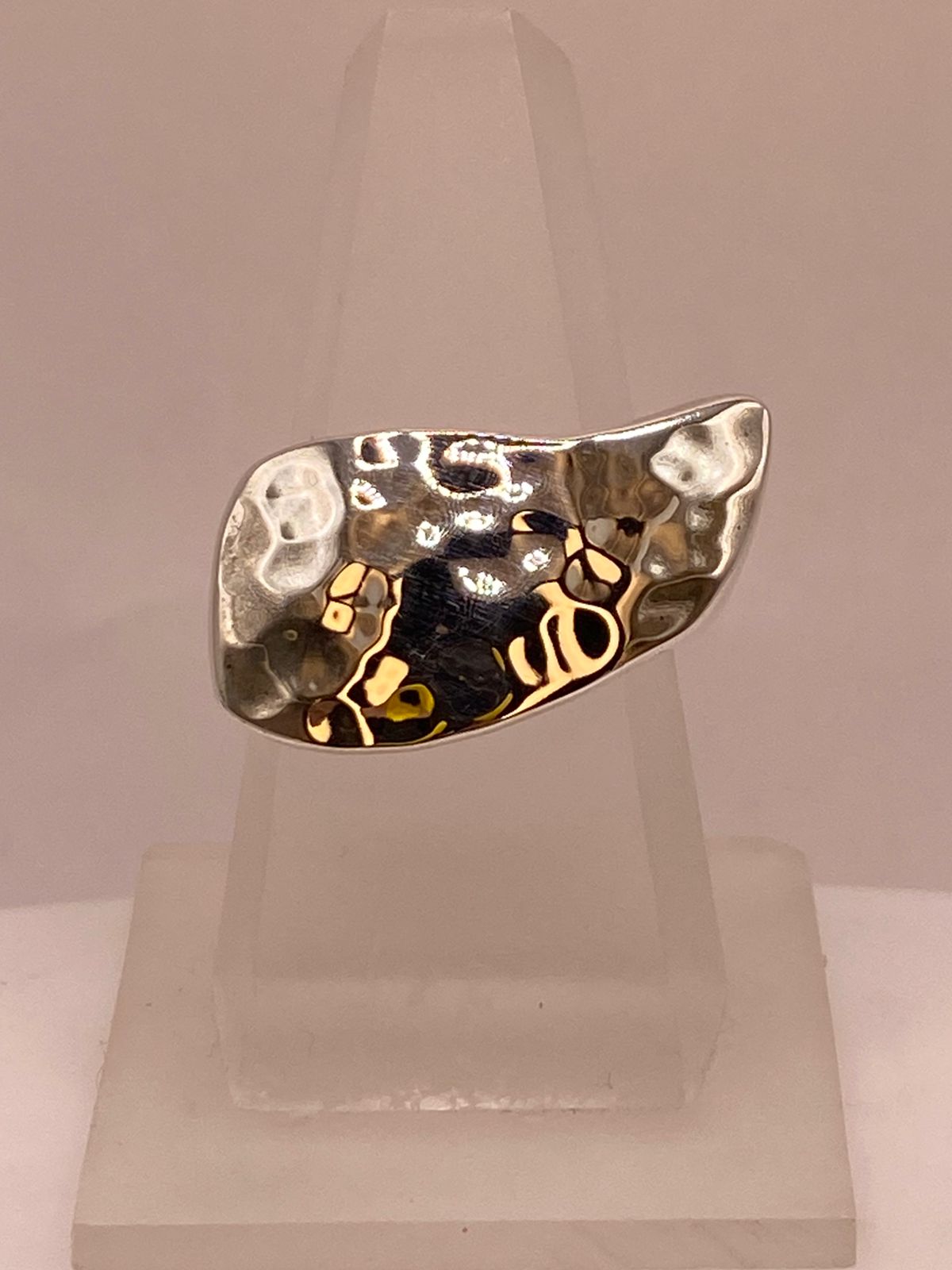 Anillo Artesanal en Plata con Diseño Asimétrico Martillado