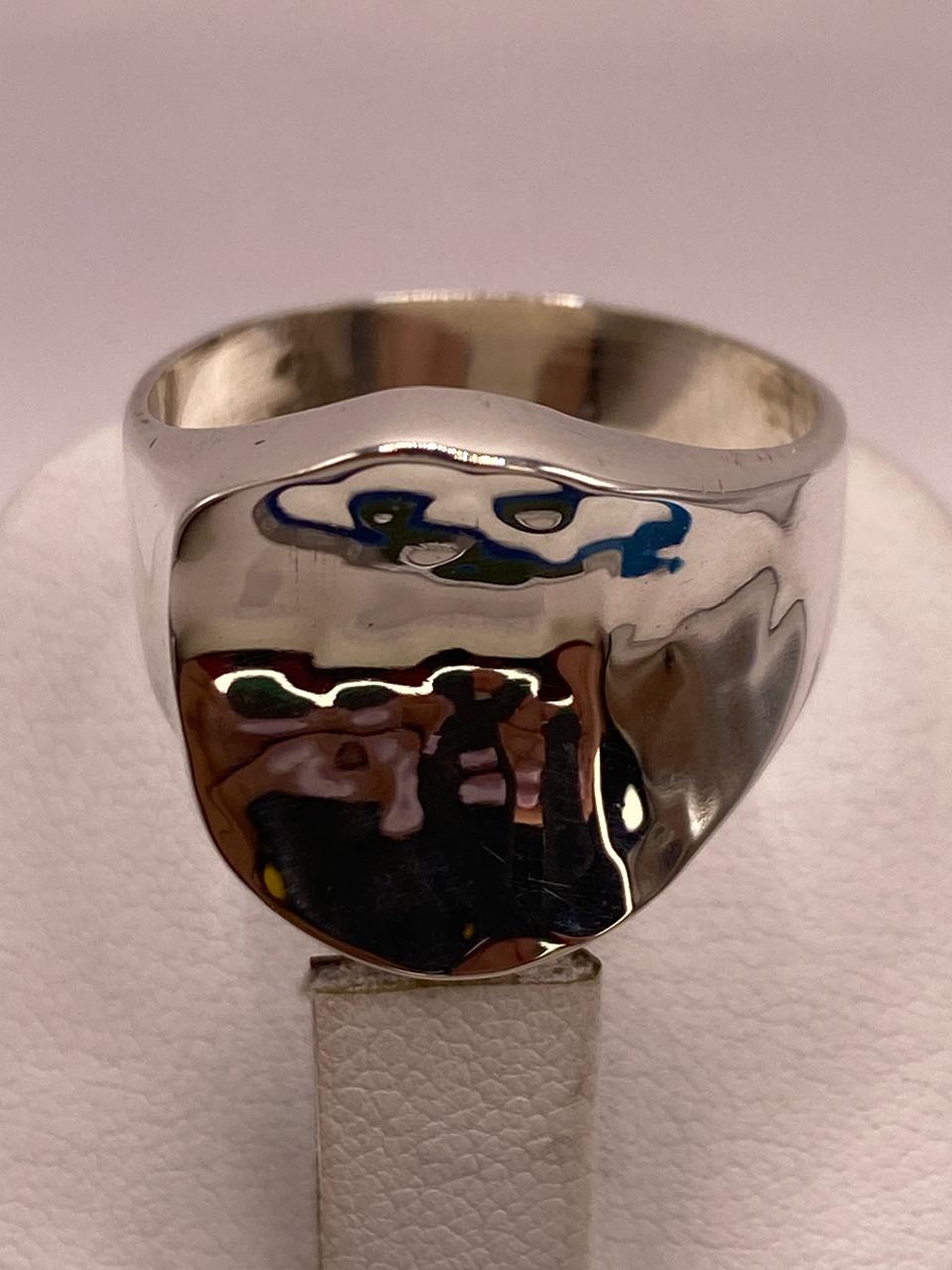 Anillo Artesanal en Plata con Diseño Asimétrico Martillado