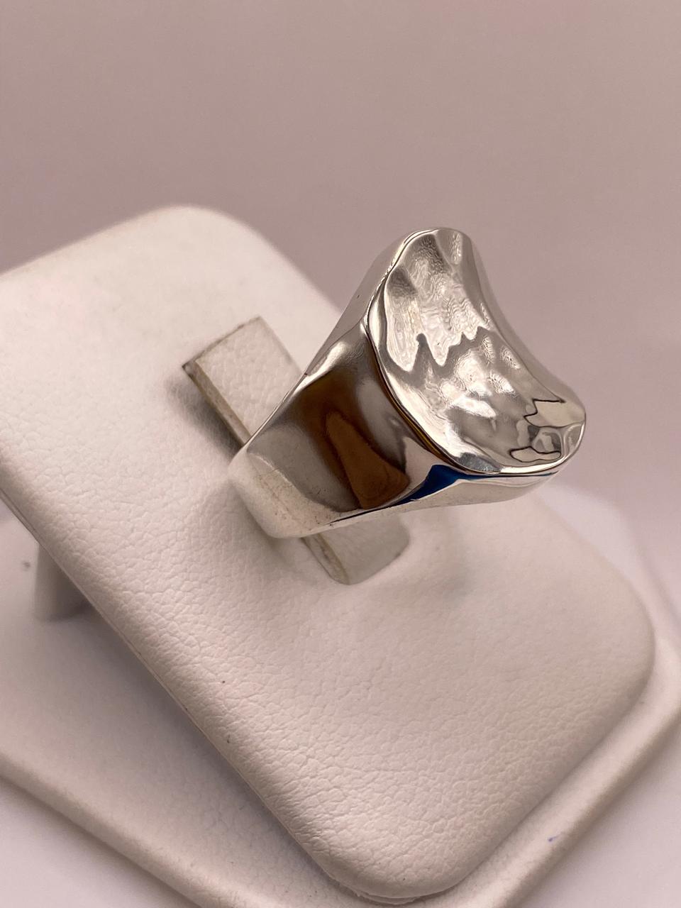 Anillo Artesanal en Plata con Diseño Asimétrico Martillado