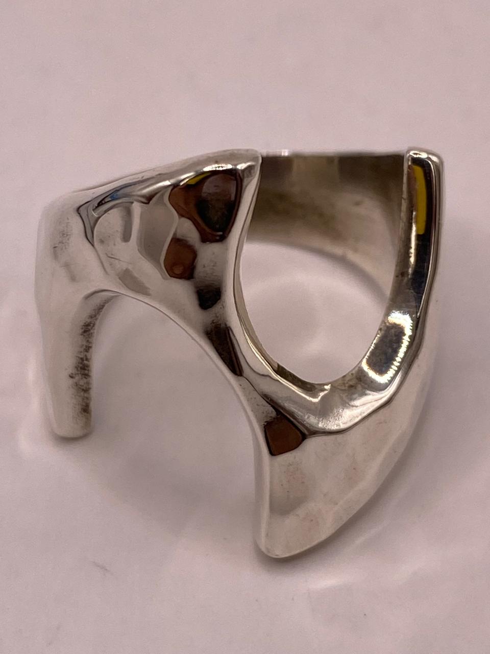 Anillo Artesanal en Plata con Diseño Asimétrico Martillado