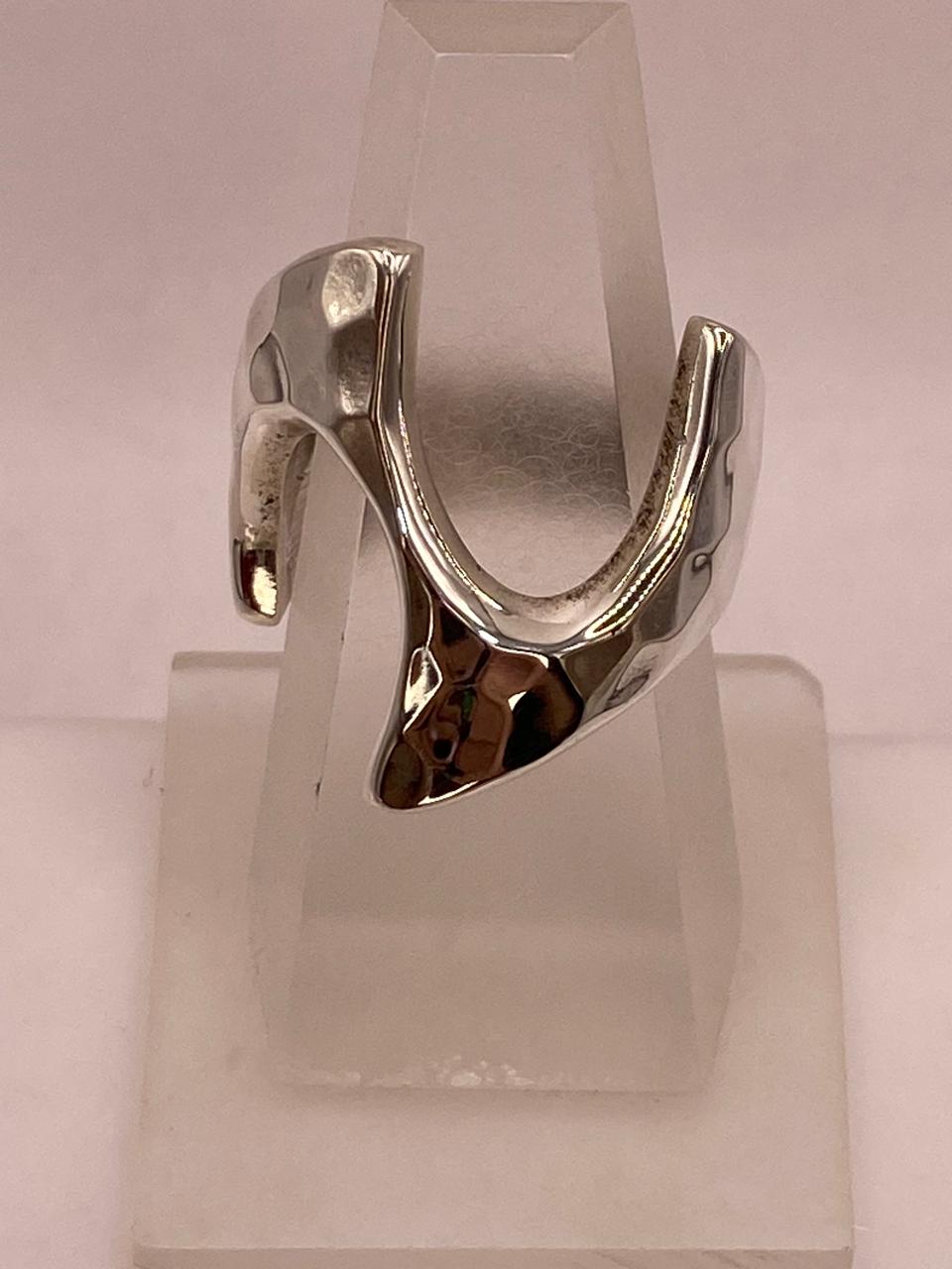 Anillo Artesanal en Plata con Diseño Asimétrico Martillado