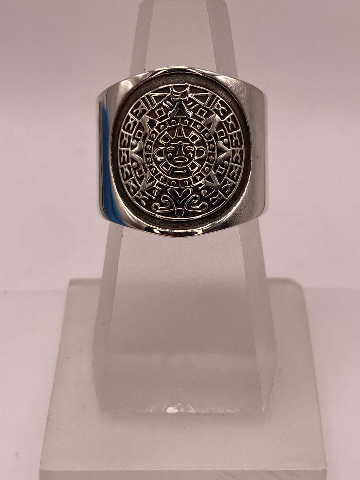 Anillo Artesanal en Plata con Diseño de Calendario Azteca
