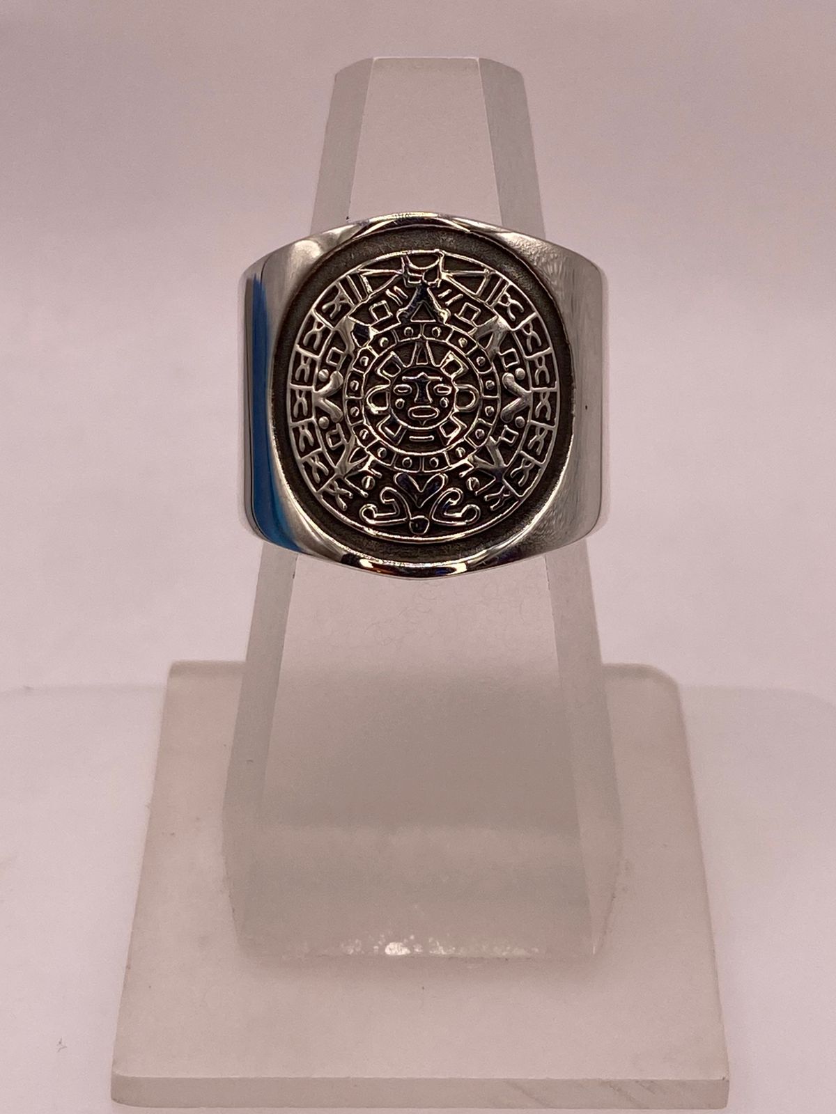 Anillo Artesanal en Plata con Diseño de Calendario Azteca