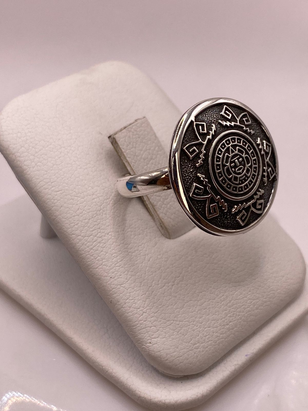 Anillo Artesanal en Plata con Diseño de Calendario Azteca