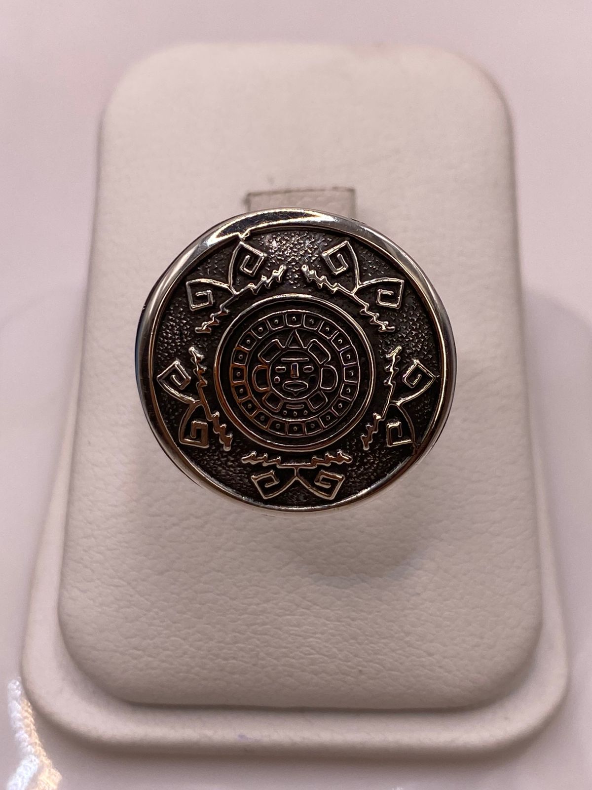 Anillo Artesanal en Plata con Diseño de Calendario Azteca