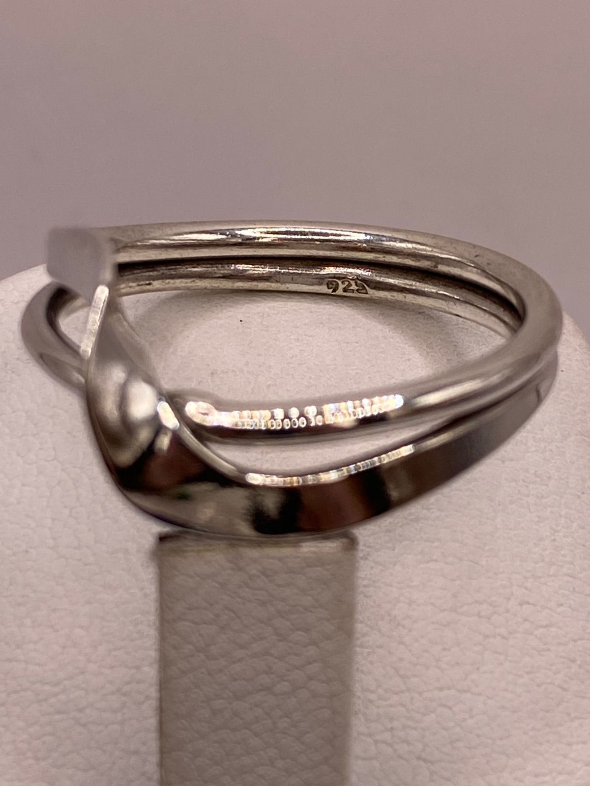 Anillo Artesanal en Plata con Diseño Cruzado Moderno