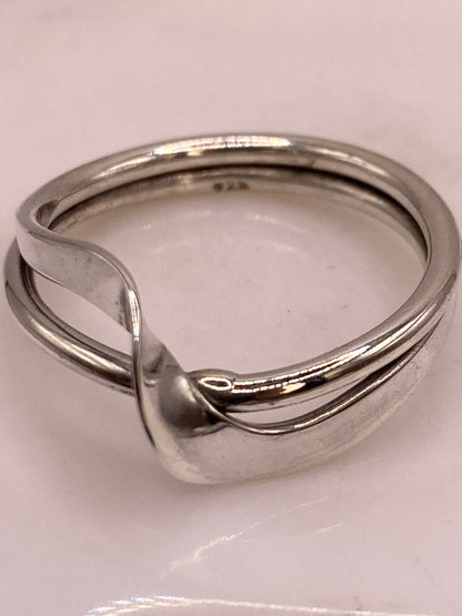 Anillo Artesanal en Plata con Diseño Cruzado Moderno, vista de detalle