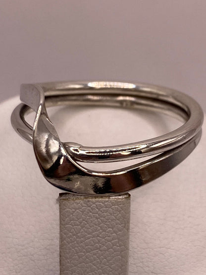 Anillo Artesanal en Plata con Diseño Cruzado Moderno, vista superior
