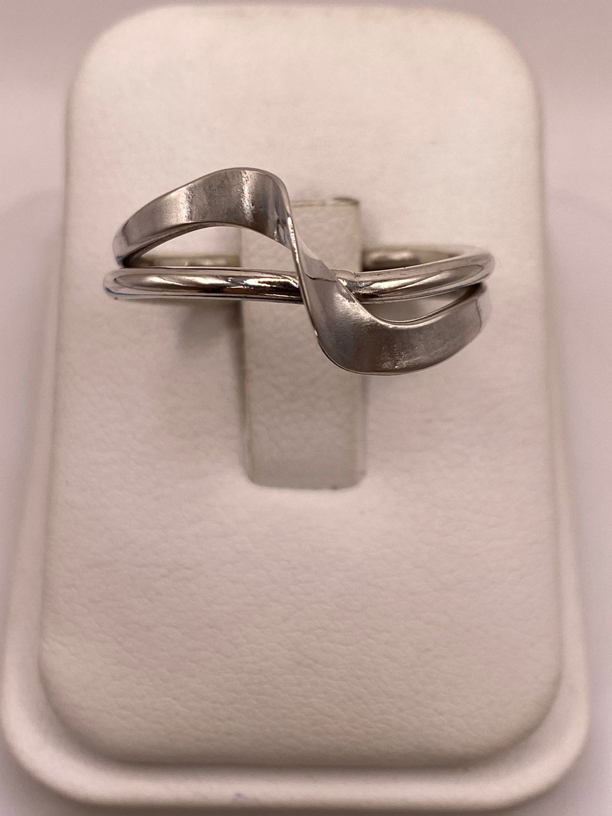 Anillo Artesanal en Plata con Diseño Cruzado Moderno