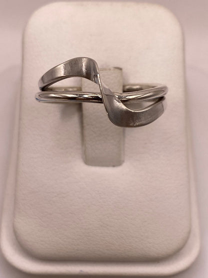 Anillo Artesanal en Plata con Diseño Cruzado Moderno, vista frontal