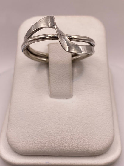 Anillo Artesanal en Plata con Diseño Cruzado Moderno en báscula mostrando peso