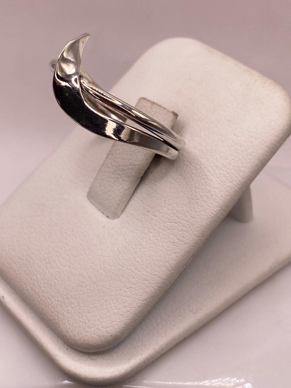 Anillo Artesanal en Plata con Diseño Cruzado Moderno