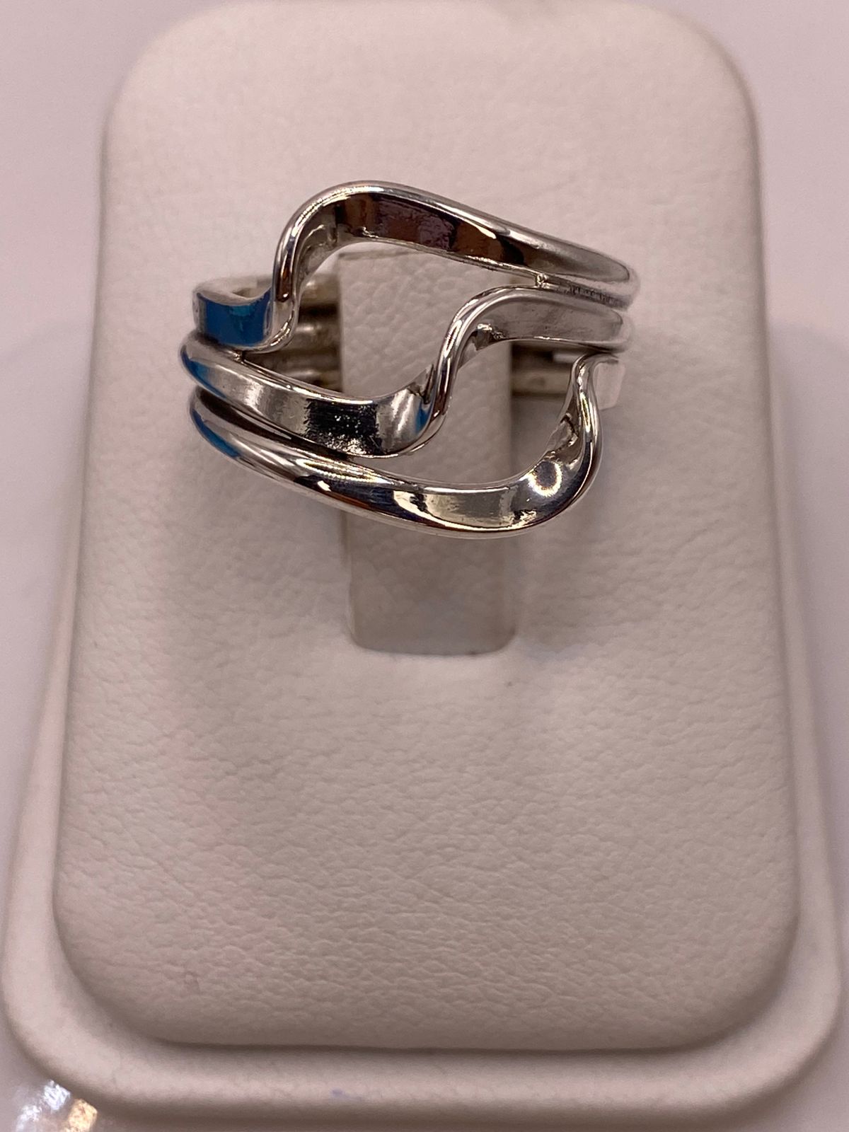 Anillo Artesanal en Plata con Diseño Entrelazado en Relieve