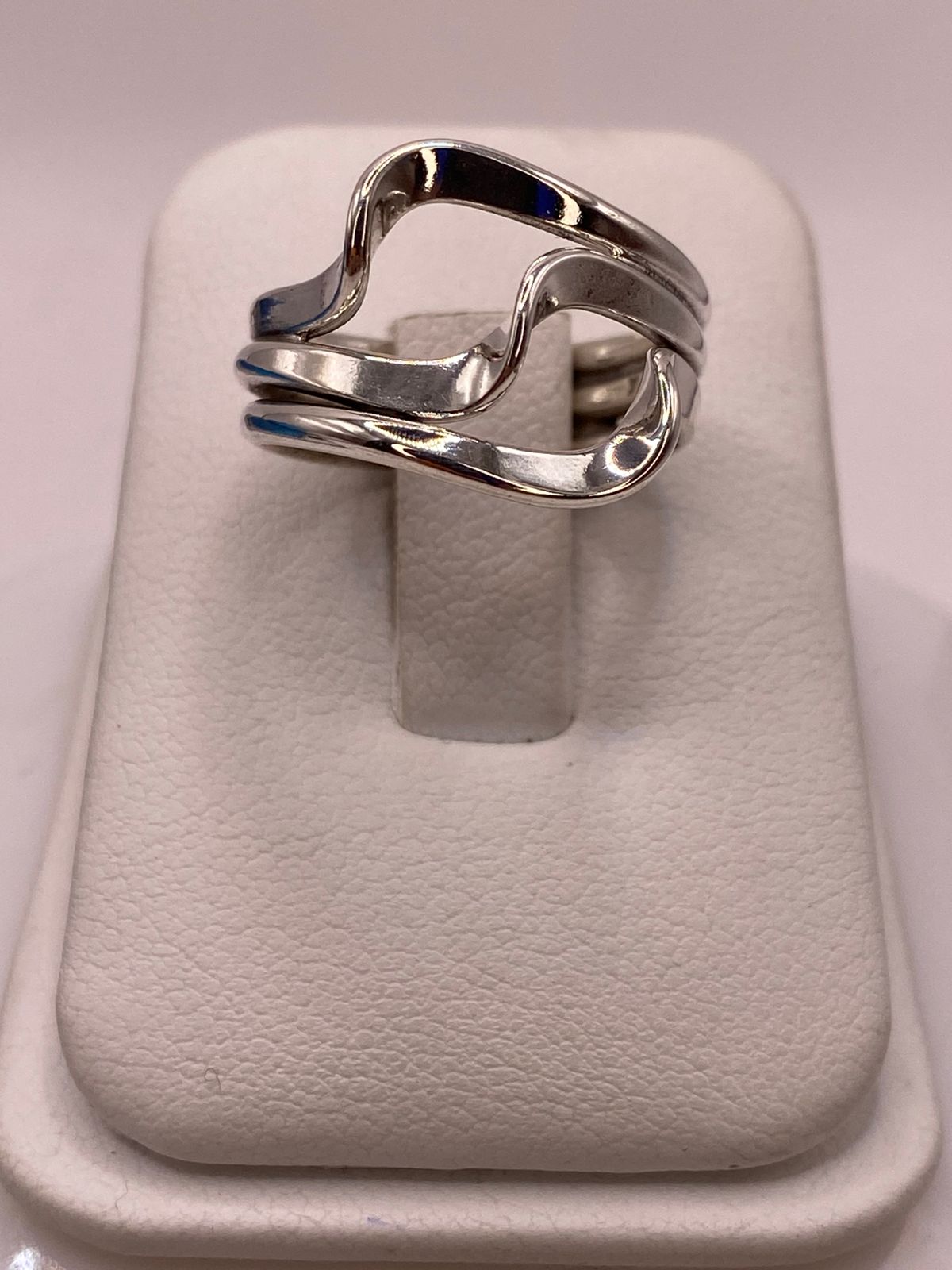 Anillo Artesanal en Plata con Diseño Entrelazado en Relieve