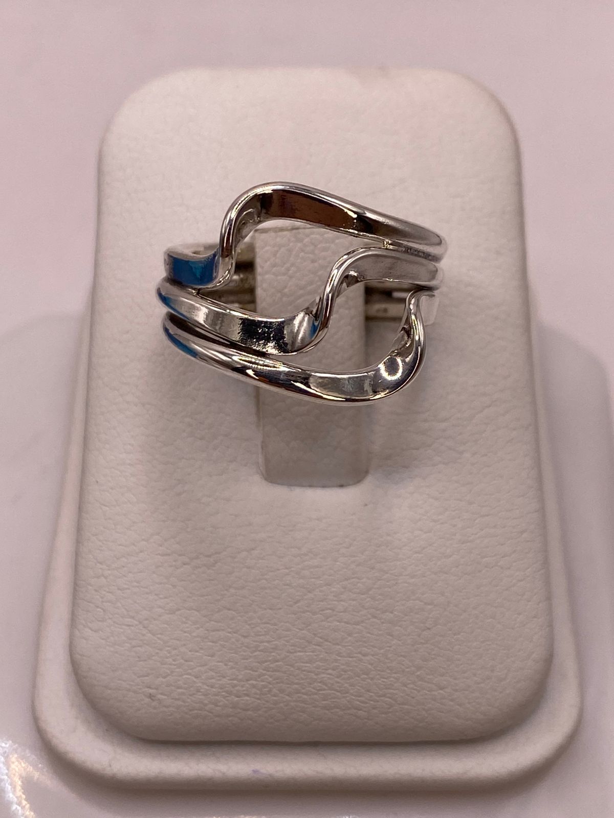 Anillo Artesanal en Plata con Diseño Entrelazado en Relieve