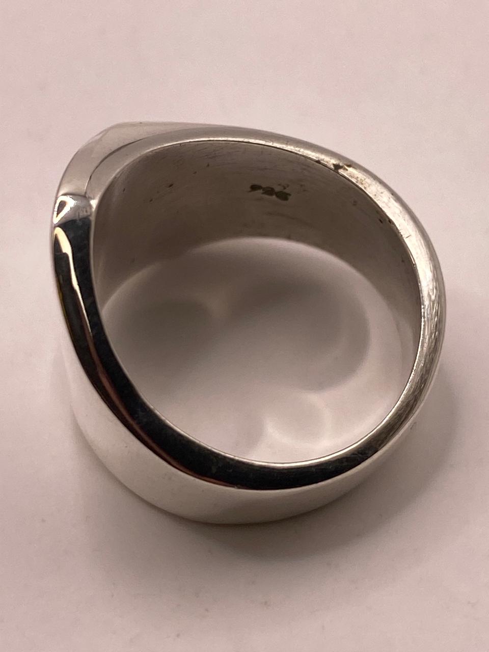 Anillo Artesanal en Plata con Diseño Geométrico Asimétrico