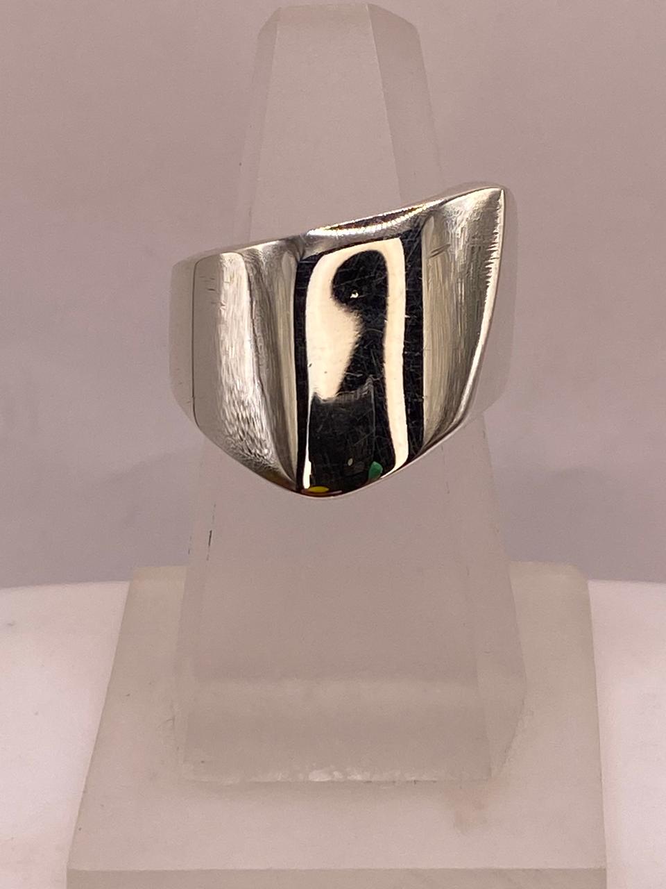 Anillo Artesanal en Plata con Diseño Geométrico Asimétrico