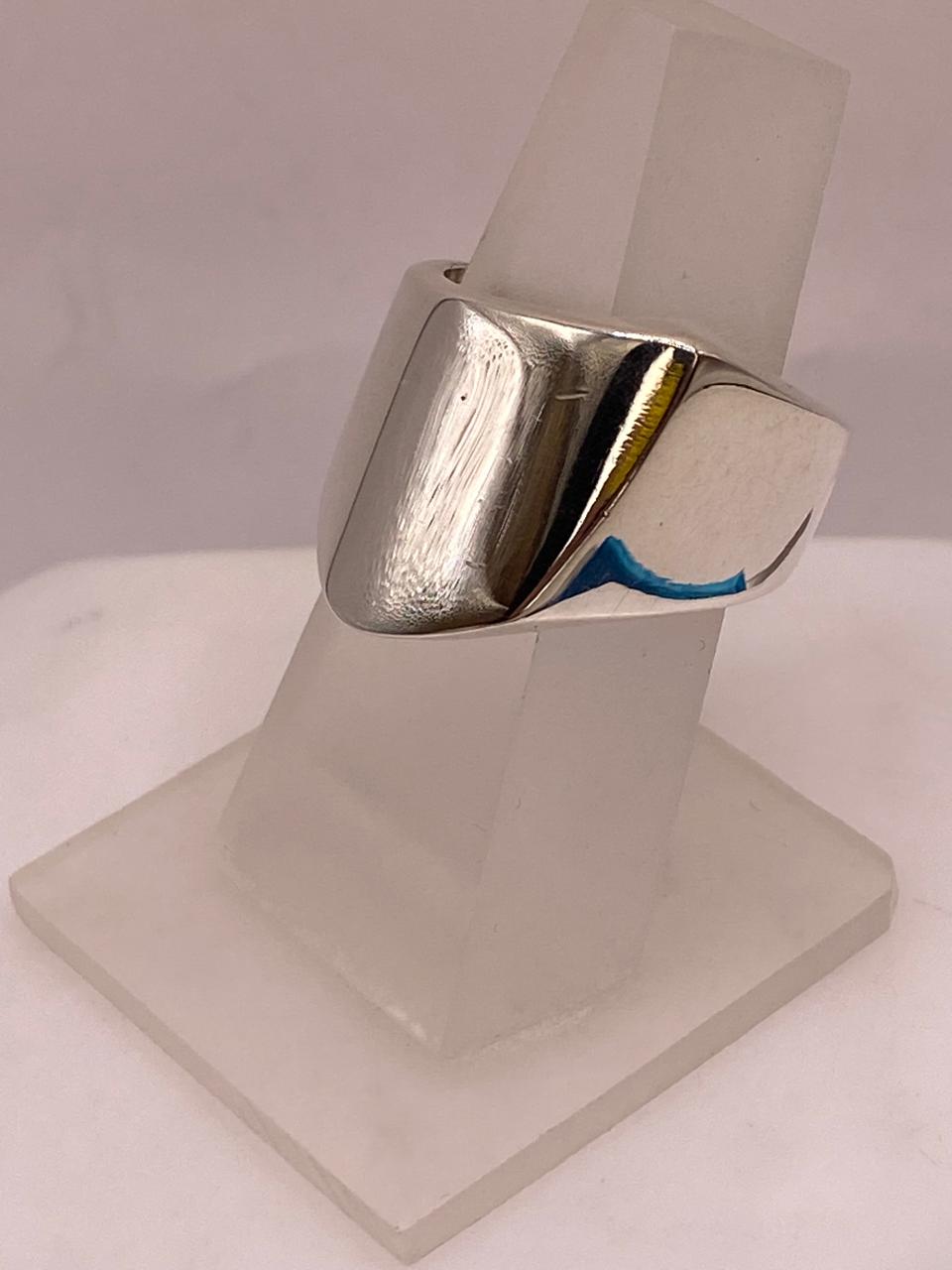 Anillo Artesanal en Plata con Diseño Geométrico Asimétrico