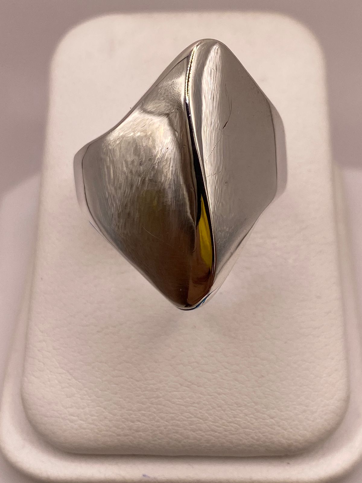 Anillo Artesanal en Plata con Diseño Geométrico Escultural