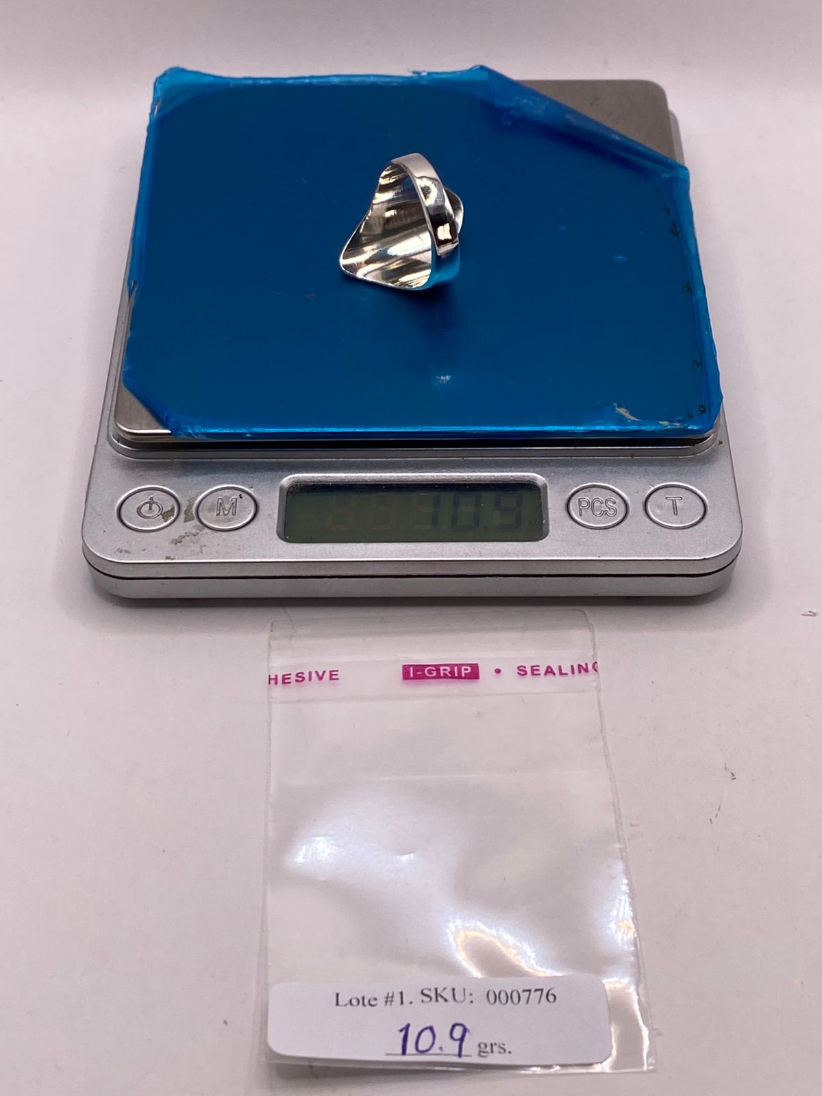 Anillo Artesanal en Plata con Diseño Geométrico Escultural