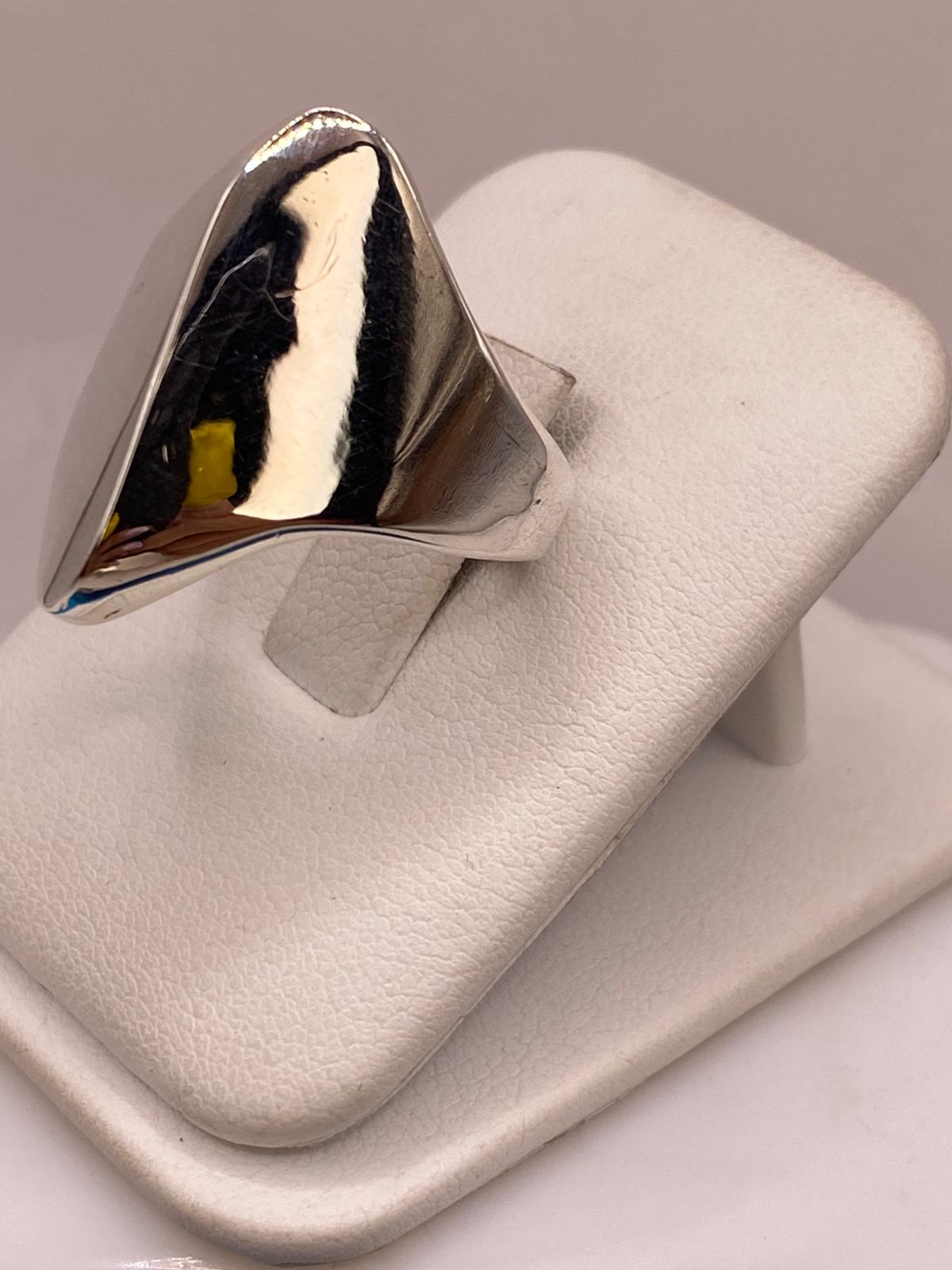 Anillo Artesanal en Plata con Diseño Geométrico Escultural