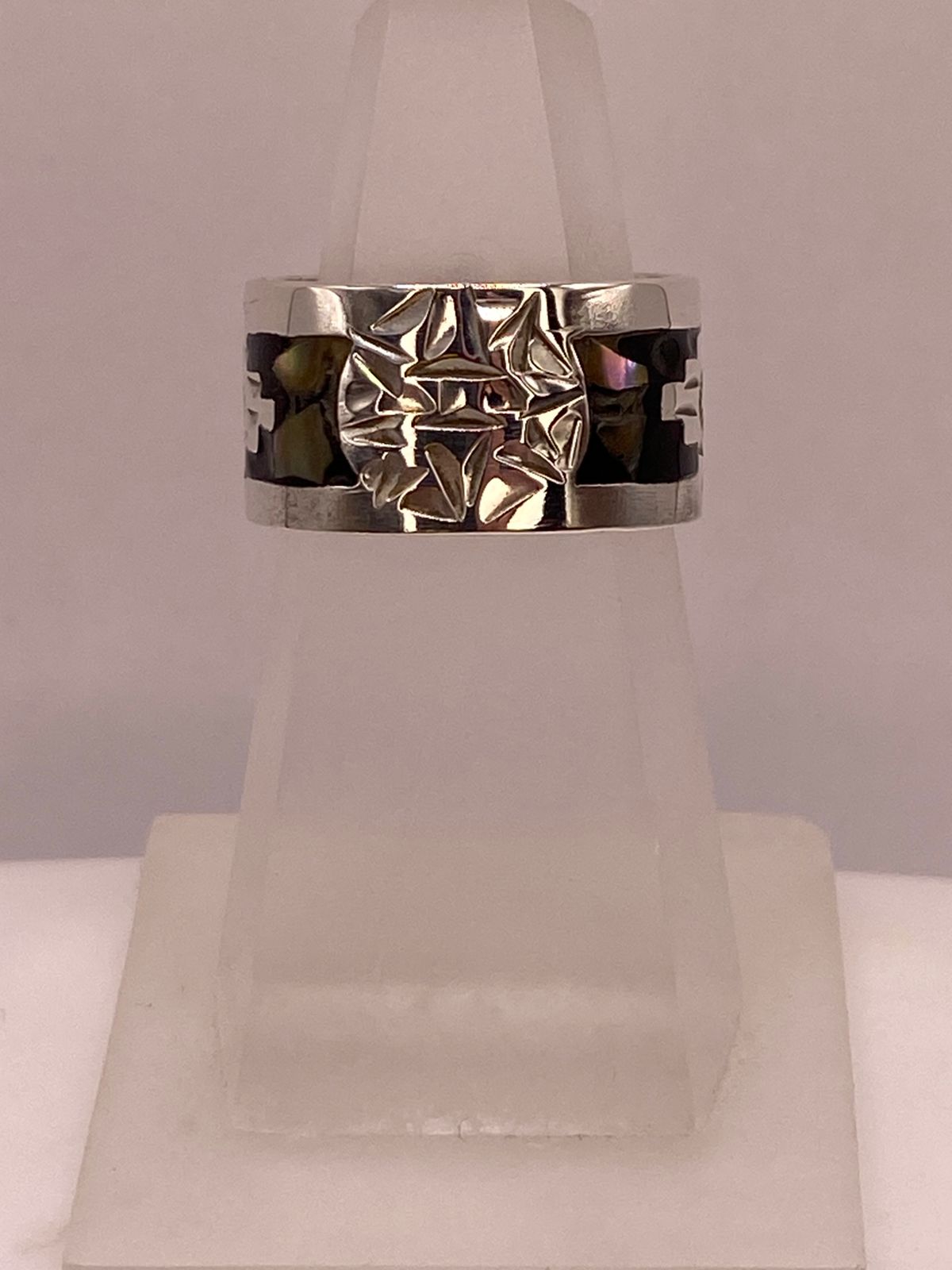 Anillo Artesanal en Plata con Diseño Geométrico e Incrustación de Piedra