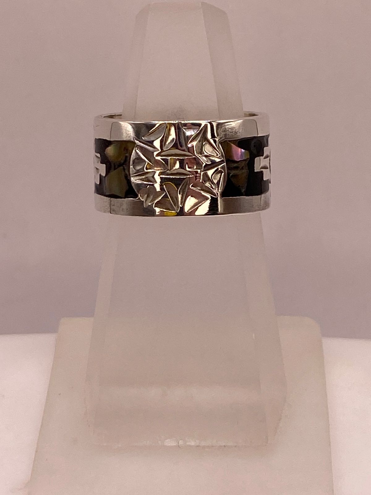 Anillo Artesanal en Plata con Diseño Geométrico e Incrustación de Piedra