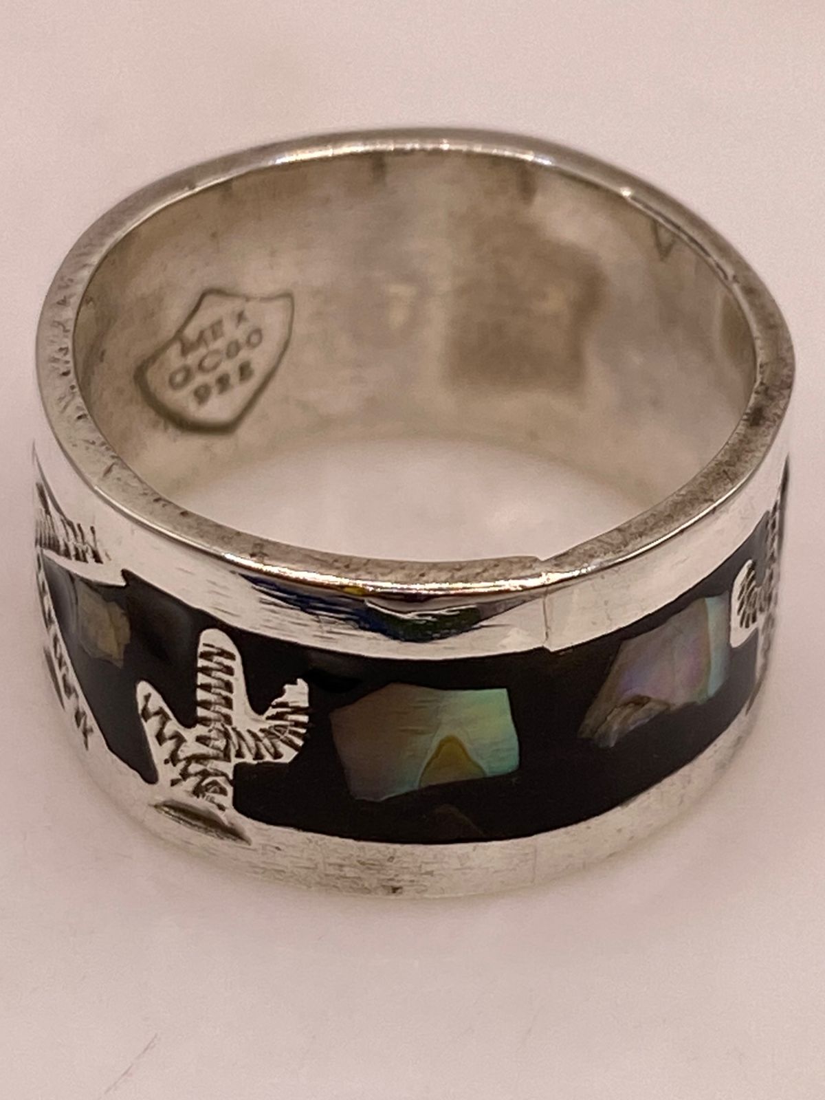 Anillo Artesanal en Plata con Diseño Geométrico e Incrustación de Piedra