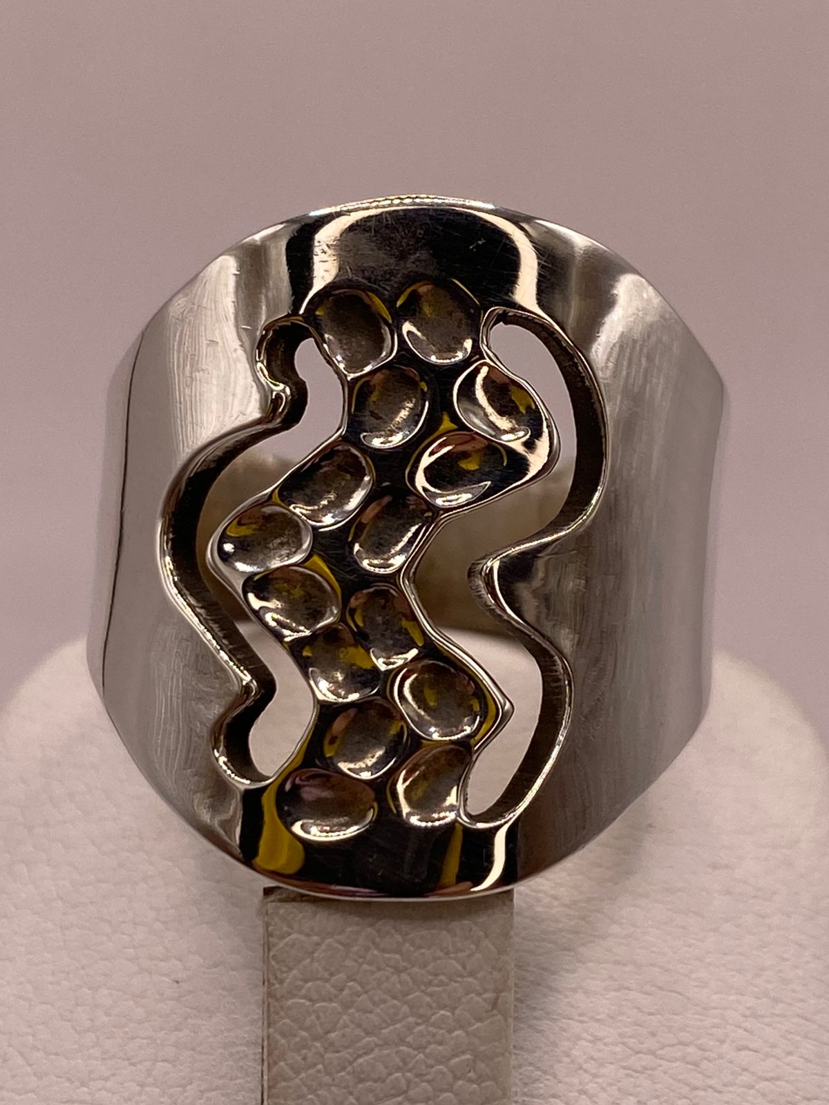Anillo Artesanal en Plata con Diseño Orgánico Calado y Textura Martillada
