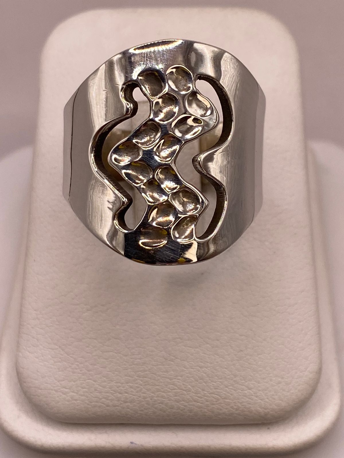 Anillo Artesanal en Plata con Diseño Orgánico Calado y Textura Martillada