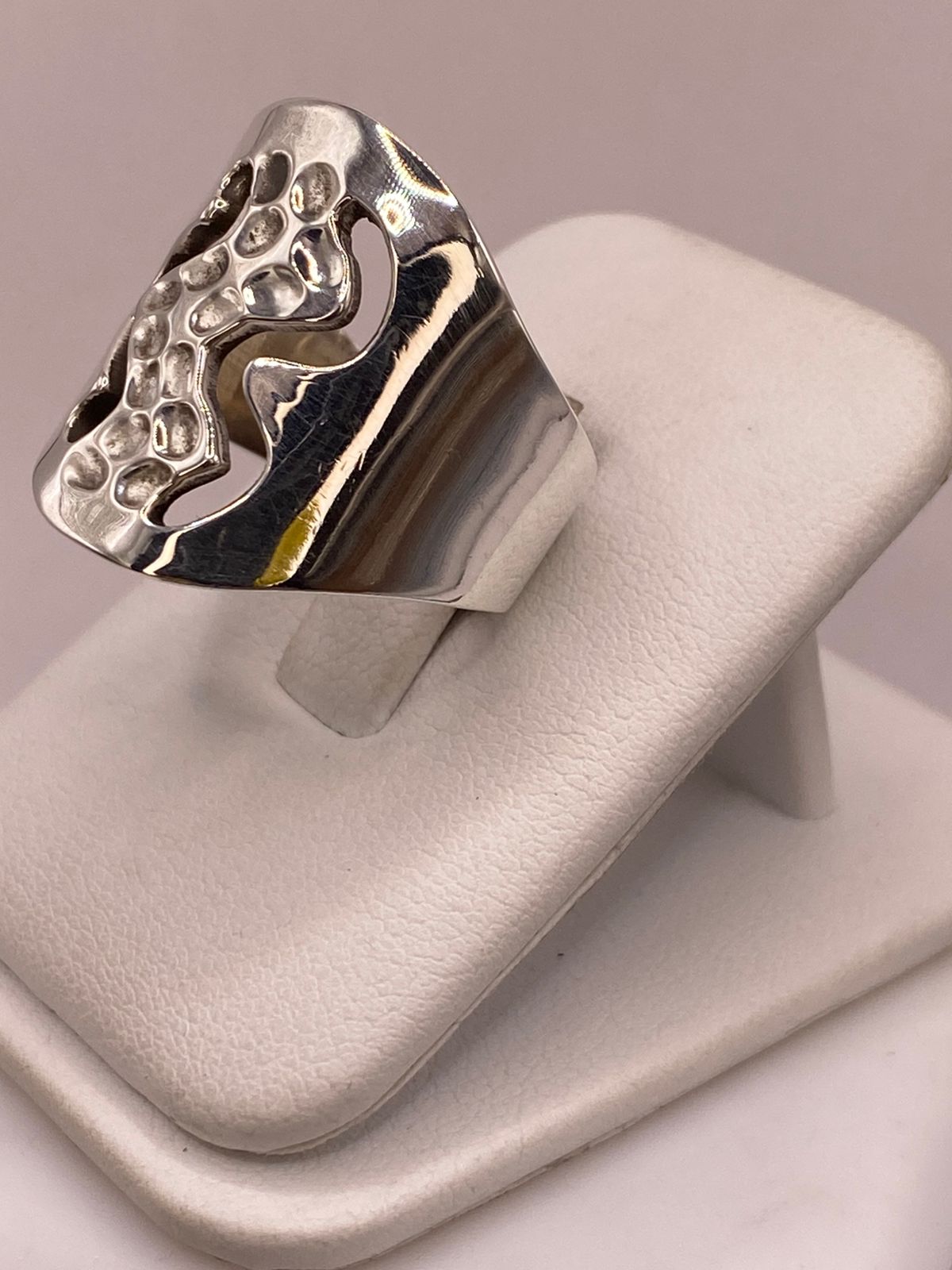 Anillo Artesanal en Plata con Diseño Orgánico Calado y Textura Martillada