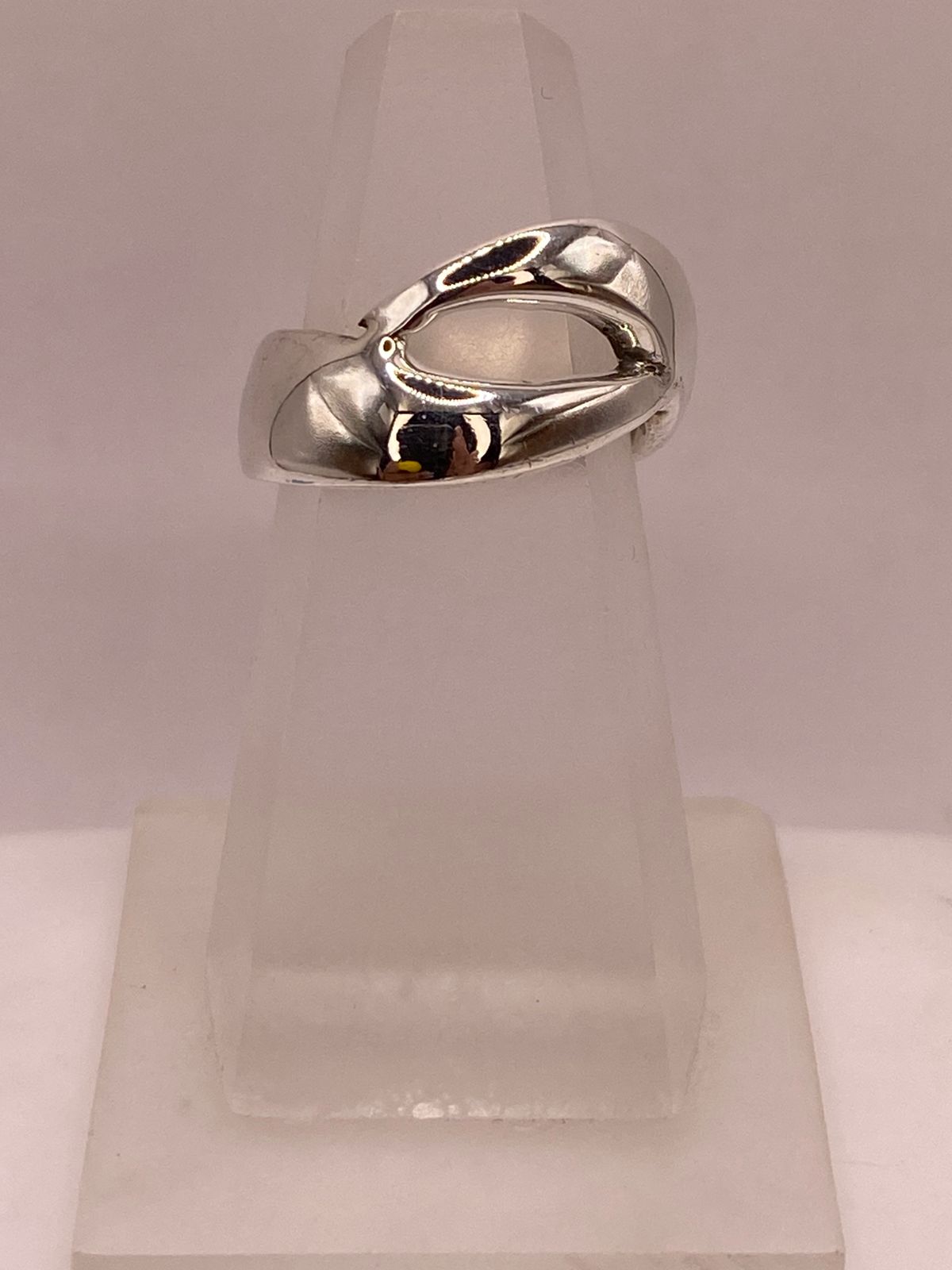 Anillo Artesanal en Plata con Diseño Orgánico y Curvo