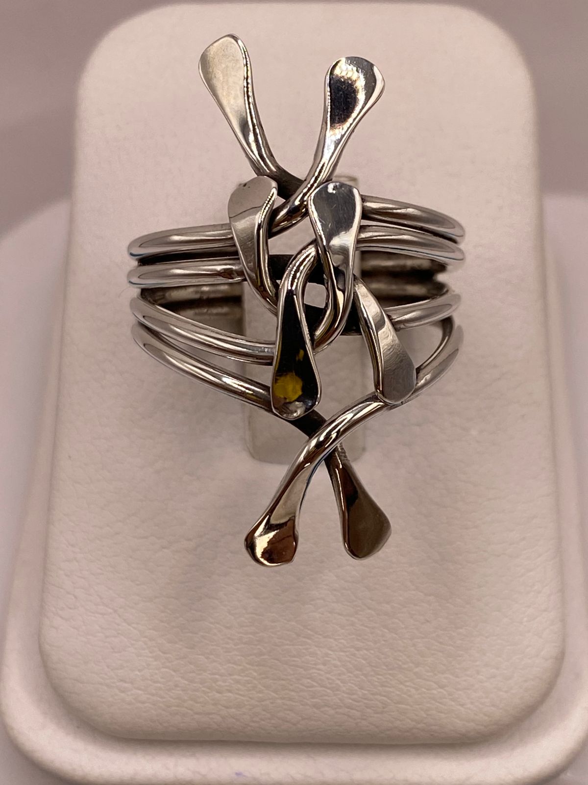 Anillo Artesanal en Plata con Diseño Orgánico Entrelazado