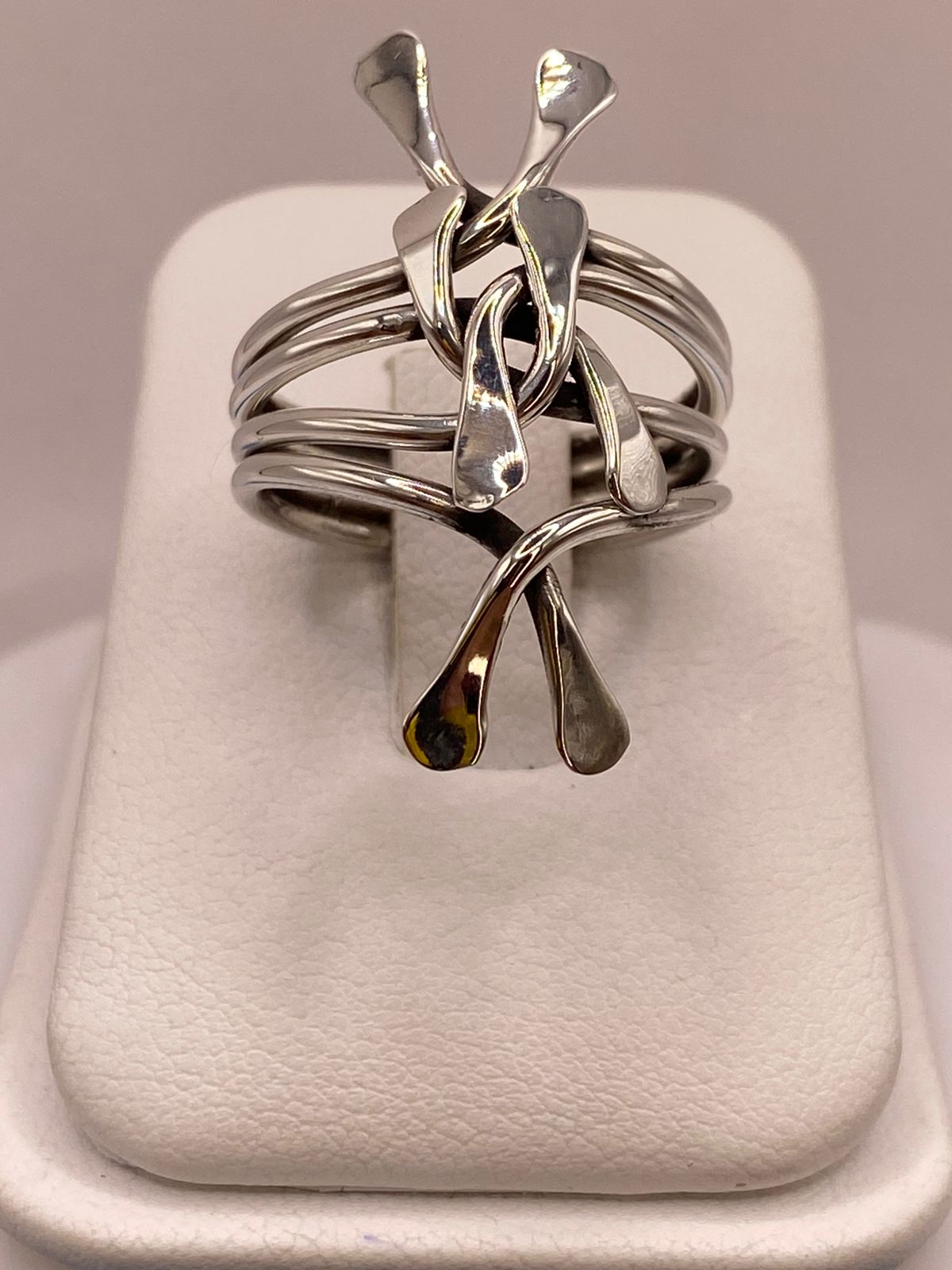 Anillo Artesanal en Plata con Diseño Orgánico Entrelazado
