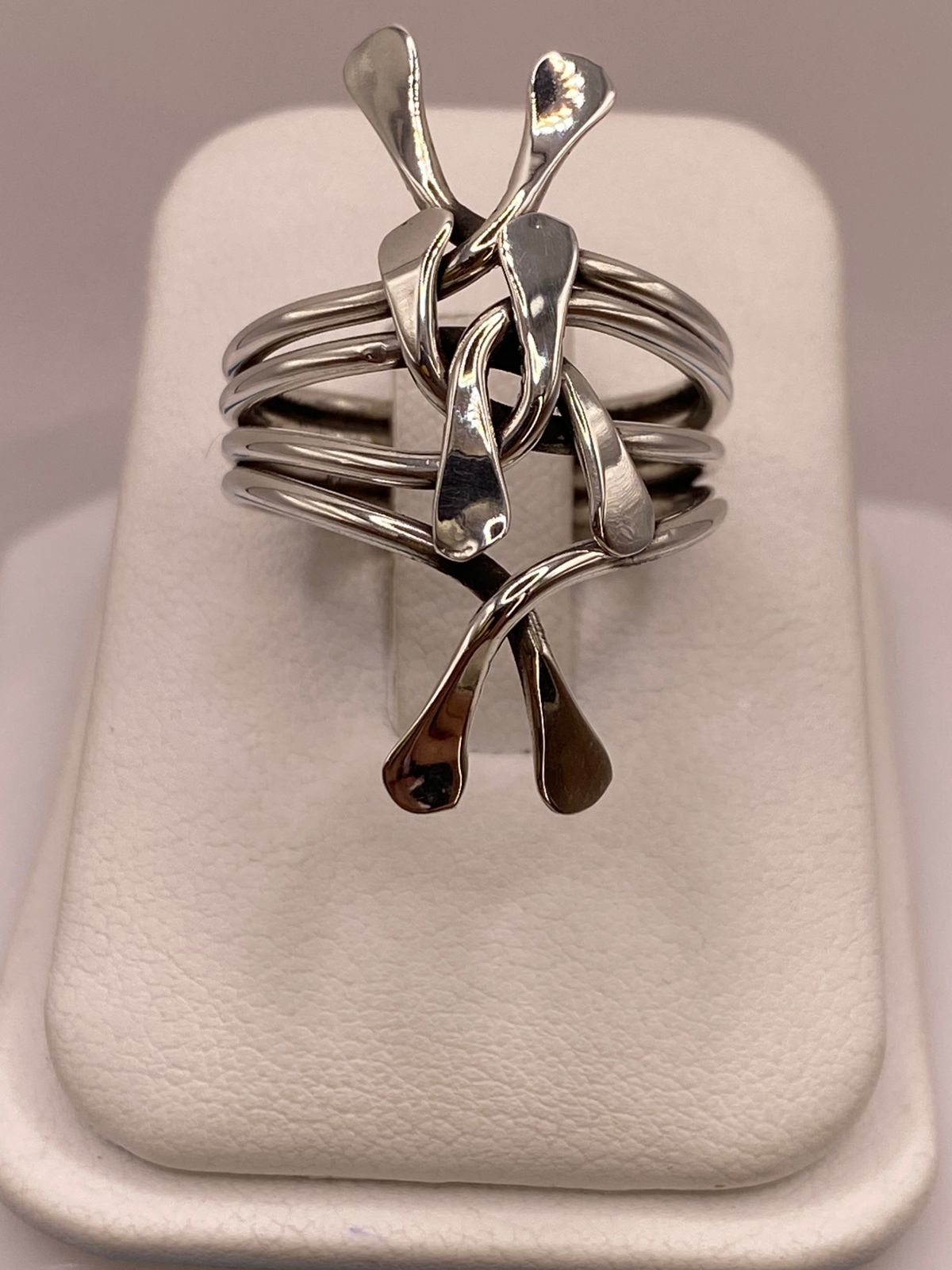 Anillo Artesanal en Plata con Diseño Orgánico Entrelazado