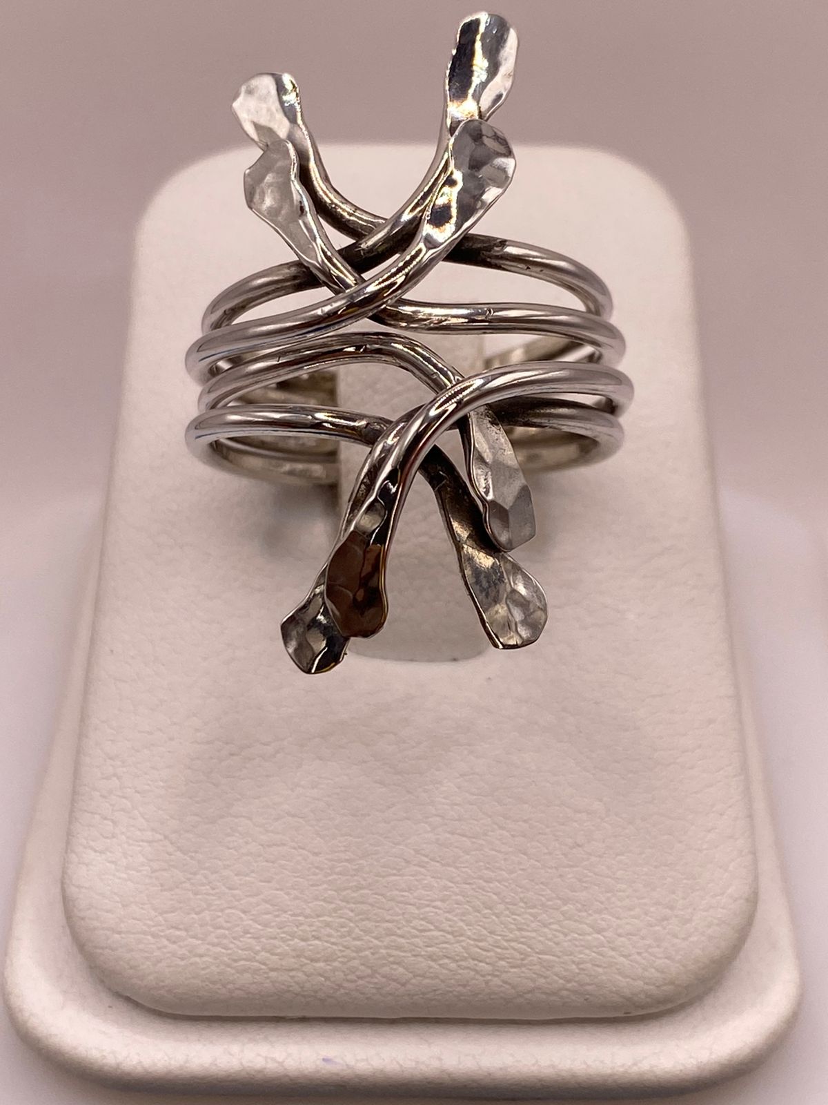 Anillo Artesanal en Plata con Diseño Orgánico Entrelazado Martillado