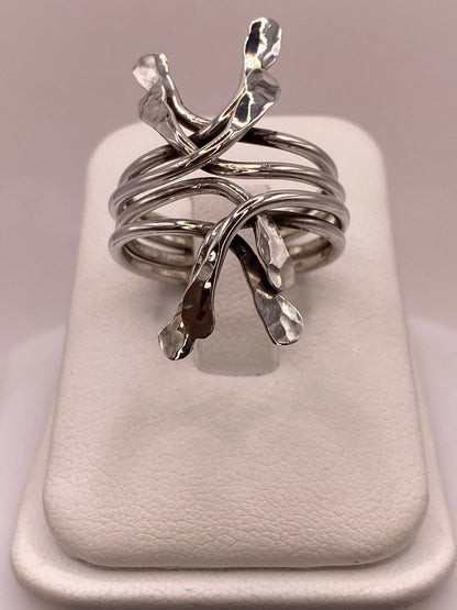 Anillo Artesanal en Plata con Diseño Orgánico Entrelazado Martillado, vista frontal