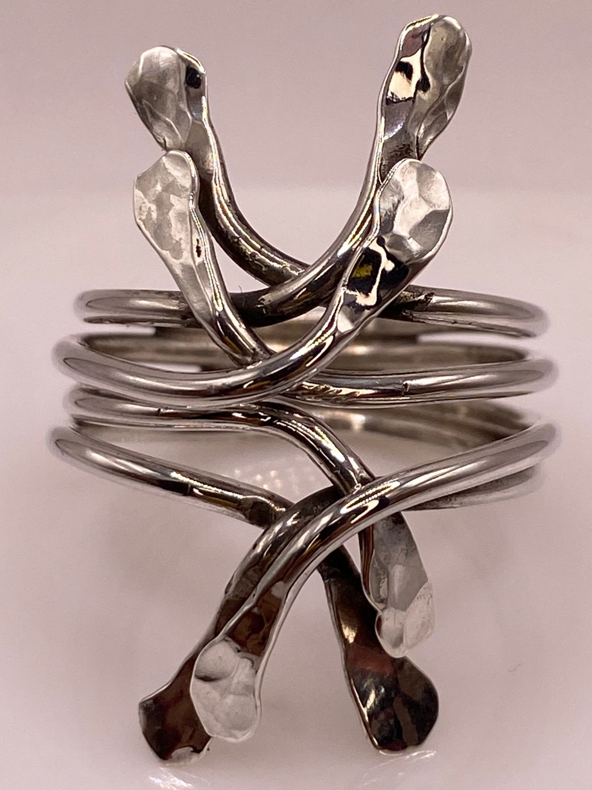 Anillo Artesanal en Plata con Diseño Orgánico Entrelazado Martillado