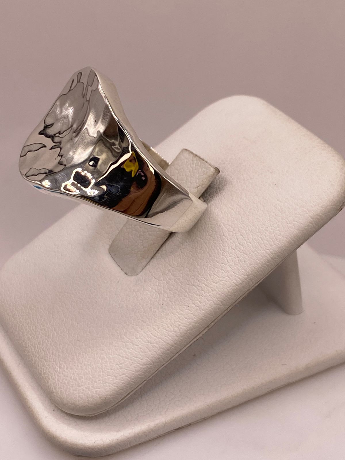 Anillo Artesanal en Plata con Diseño Orgánico Martillado