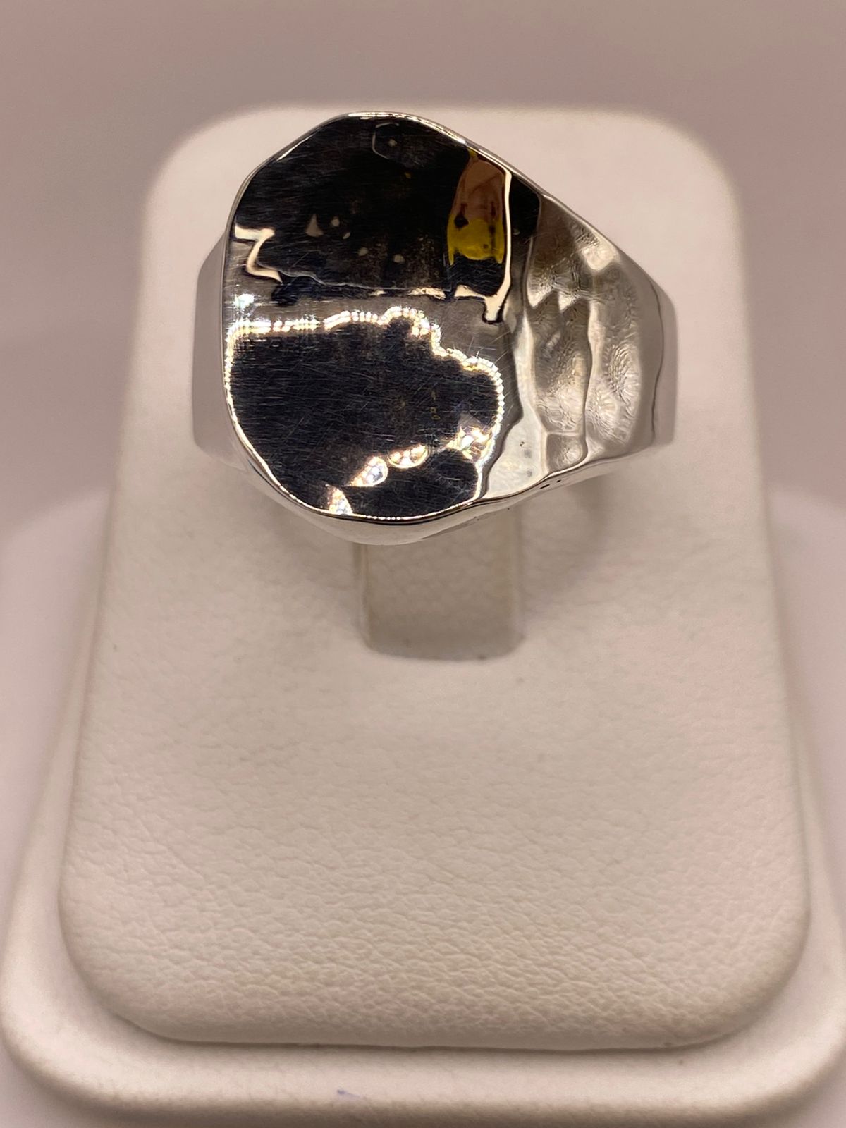 Anillo Artesanal en Plata con Diseño Orgánico Martillado