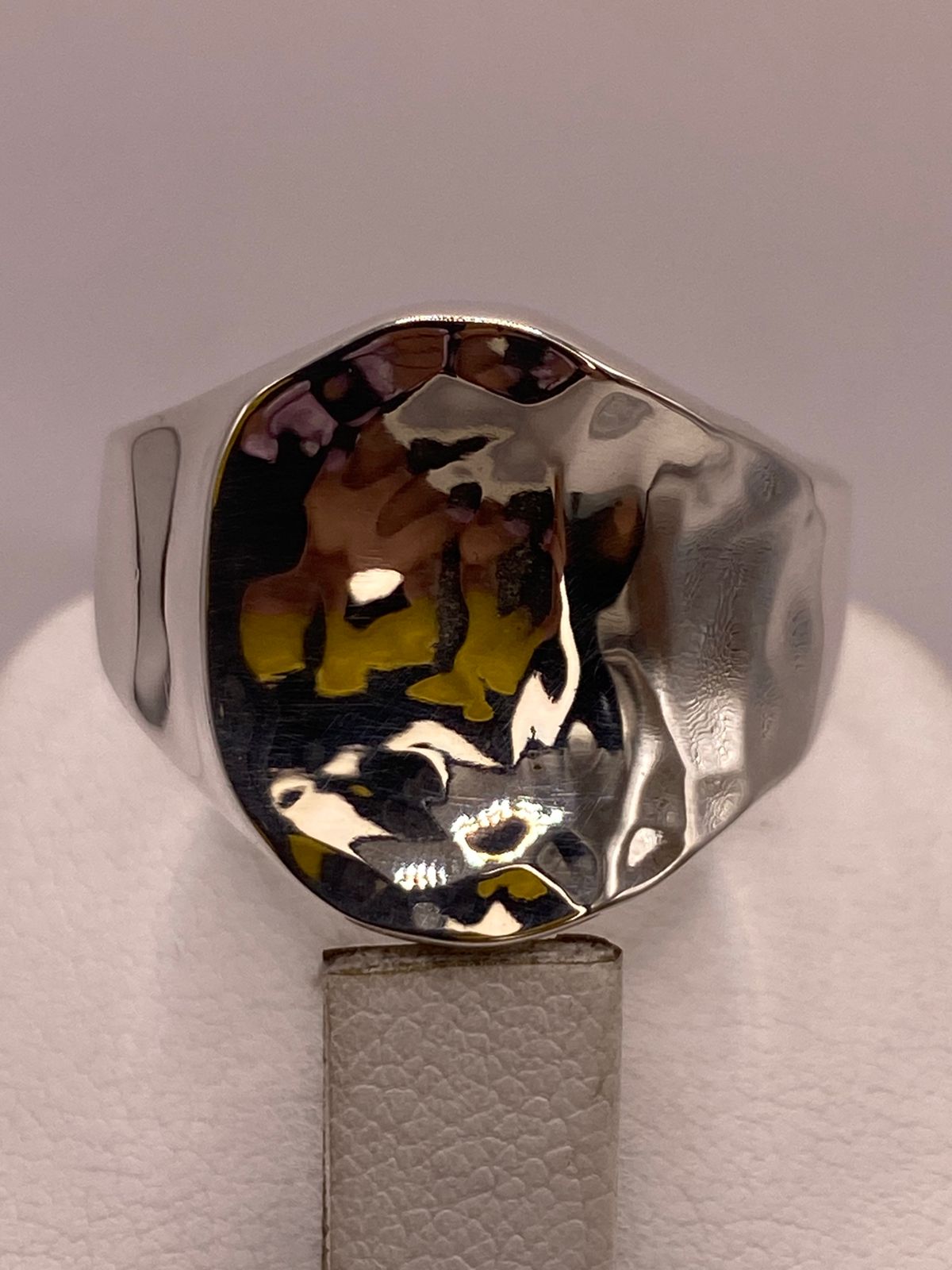 Anillo Artesanal en Plata con Diseño Orgánico Martillado